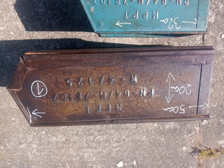 Kuwety metalowe starej produkcji z epoki PRL