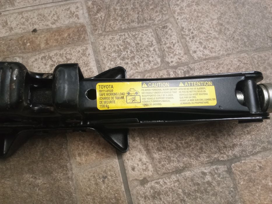 Lewarek podnośnik samochodowy Toyota