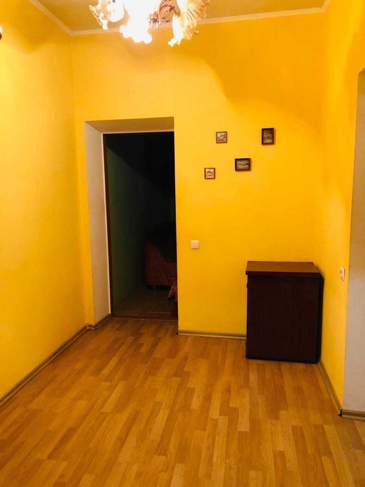 Продаж великої 1/2 частини будинку в самому центрі біля "Сонячного парку"