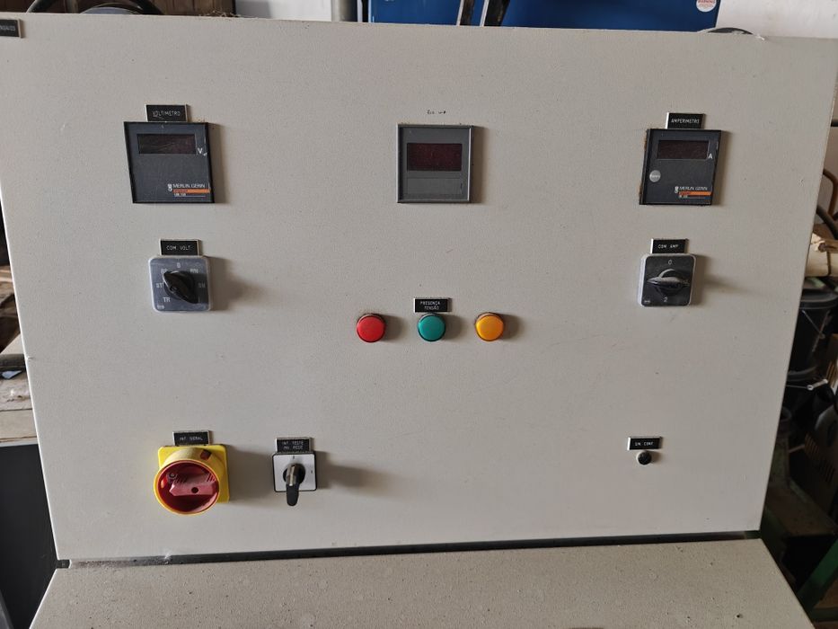 Mesa de testes para equipamentos eléctricos