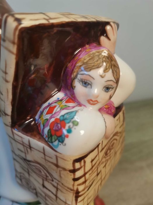 Маша и медведь. Фарфоровая статуэтка.