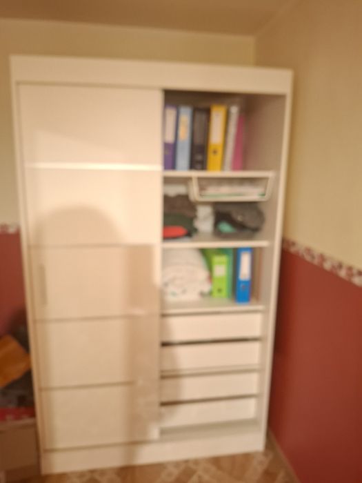 Szafa z przesuwnymi drzwiami