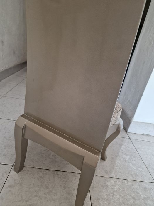Cadeira pequena bege lacada