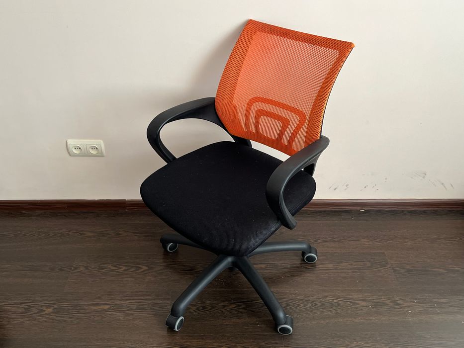 Офісне крісло AMF