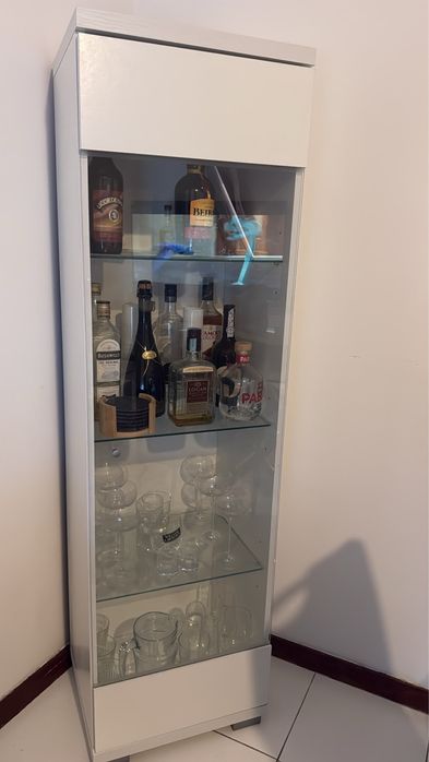 Móvel Bar Branco com Porta de Vidro e Prateleiras em Vidro