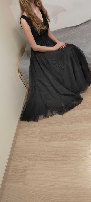 Piękna sukienka z aplikacjami