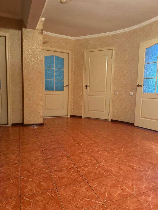 Продаж просторого будинку з ремонтом, автономією та гаражем у будівлі!