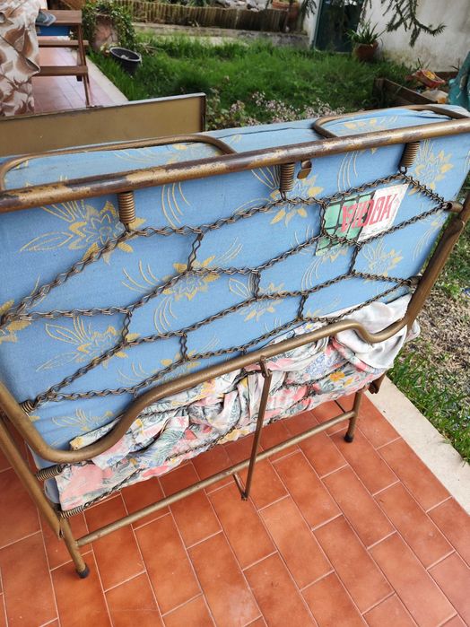 Divã com colchão em metal