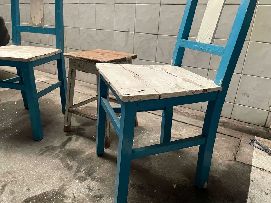 Conjunto de cadeiras e banco vintage de madeira