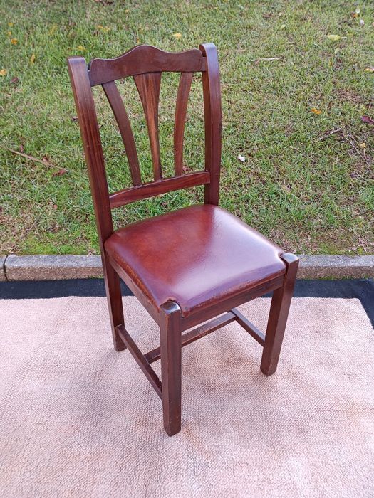 Conjunto de sete cadeiras vem madeira maciça, estrutura rígida, com es