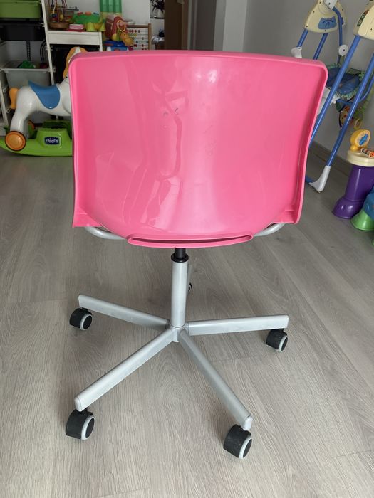 Cadeira de secretaria Ikea cor de rosa