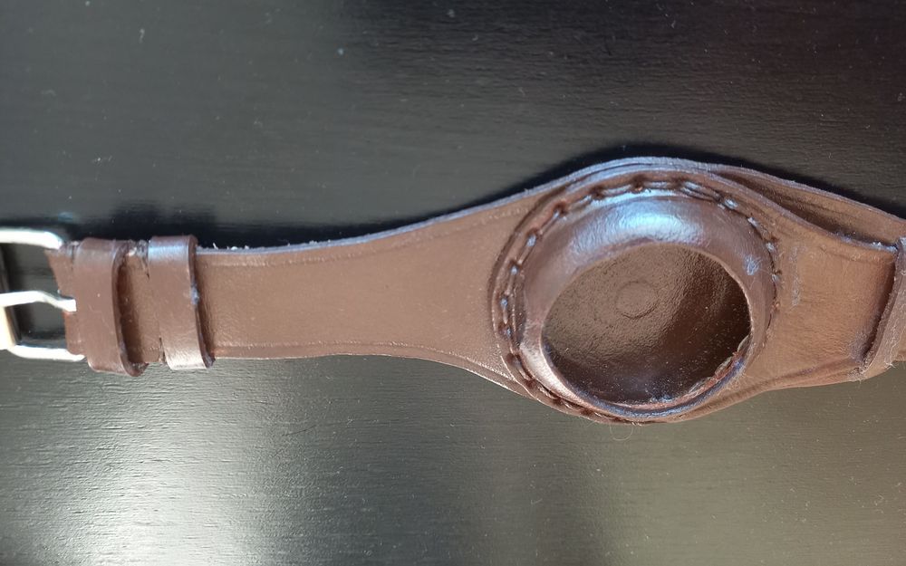 Bracelete em couro, castanha, para relógio de bolso.