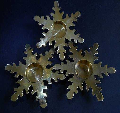 Три латунных подсвечника в форме снежинок