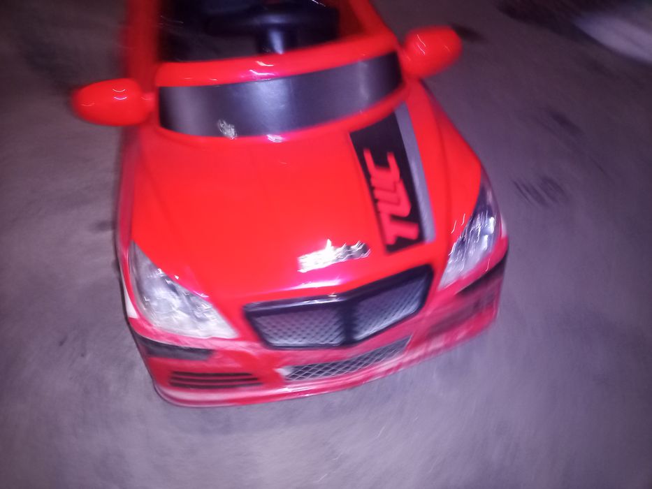 Carro elétrico vermelho