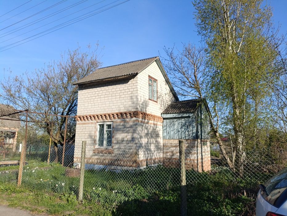 Двоповерховий дачний будинок