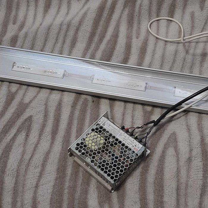 Продам світильник в акваріум дуже яскраво  підійде на акваріум до 70л