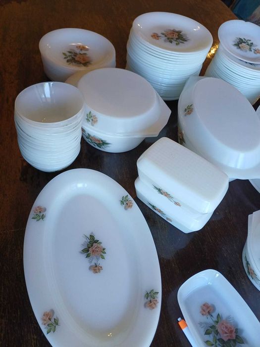 Serviço de Jantar e chá, em loiça Pyrex branco c desenho de rosas / Arcopal - France (71 Peças)