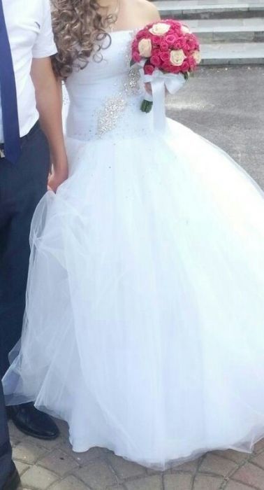 Весільна біла сукня