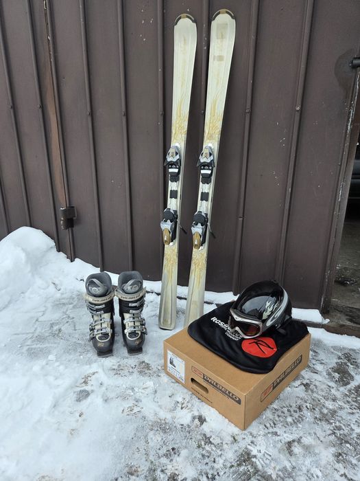 Narty, buty narciarskie, kask narciarski, gogle