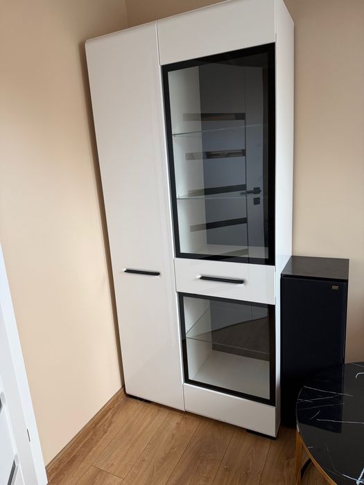 Szafka z witryną, Witryna