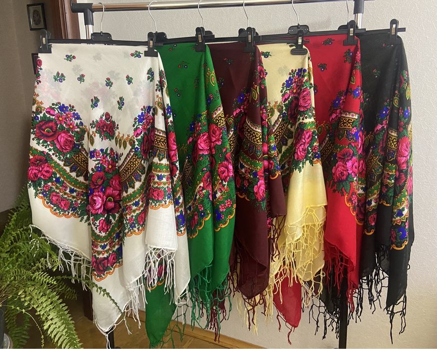 Хустка в украінському стилі різного розміру