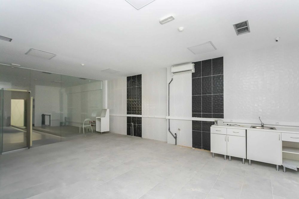 ALUGA-SE Espaco Comercial renovado 600 m2 open Space Massama