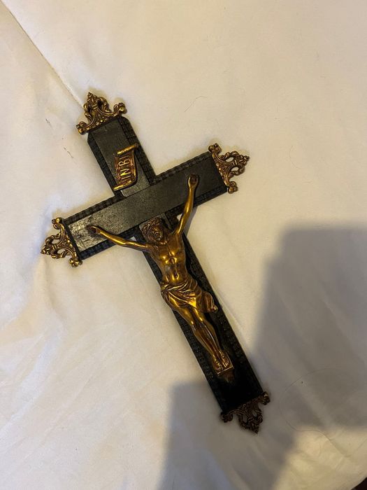 Cristo de patede em metal e madeira