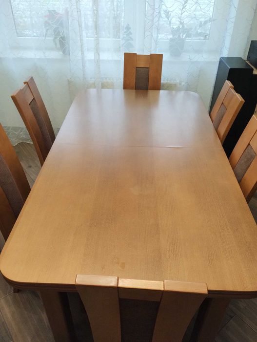 Stół rozkładany z 6 drewnianymi krzesłami