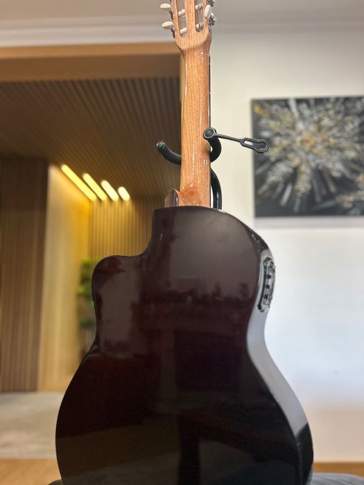 Guitarra ADMIRA SARA-EC T-38 em excelente estado ideal para iniciantes