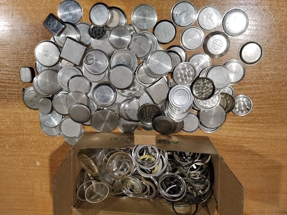 Запчасти часов.задние крышки,кольца пластмасс стекла.лот.