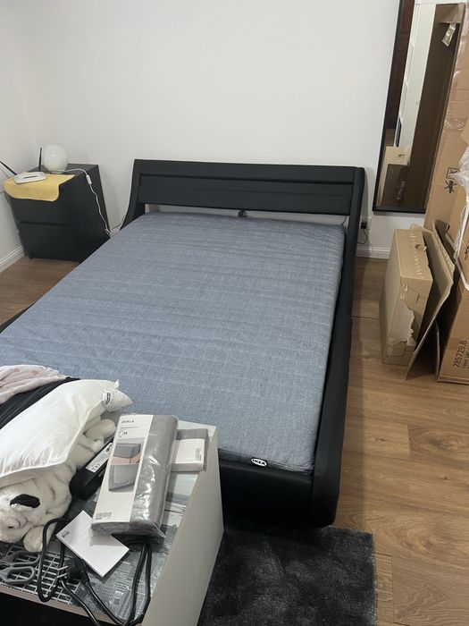 Cama de Casal Moderna c/ LED (140x200) – Pele Sintética Preta