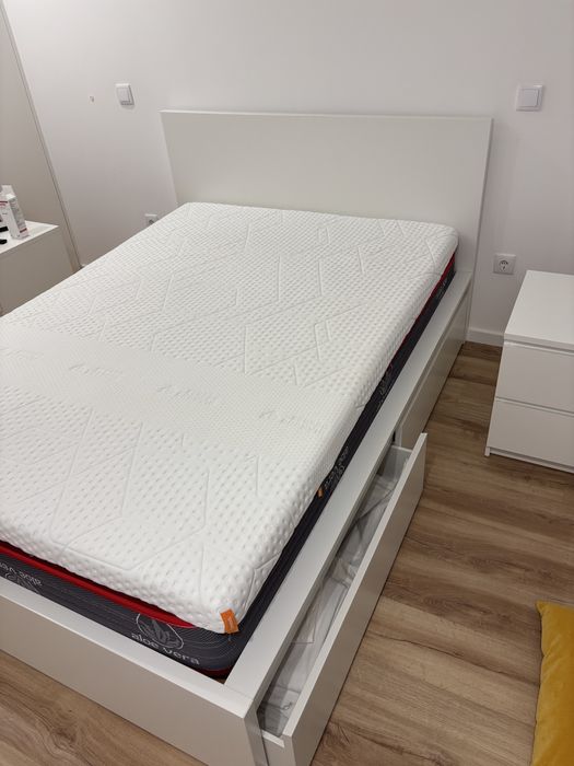 Cama Malm com gavetas e colchoes