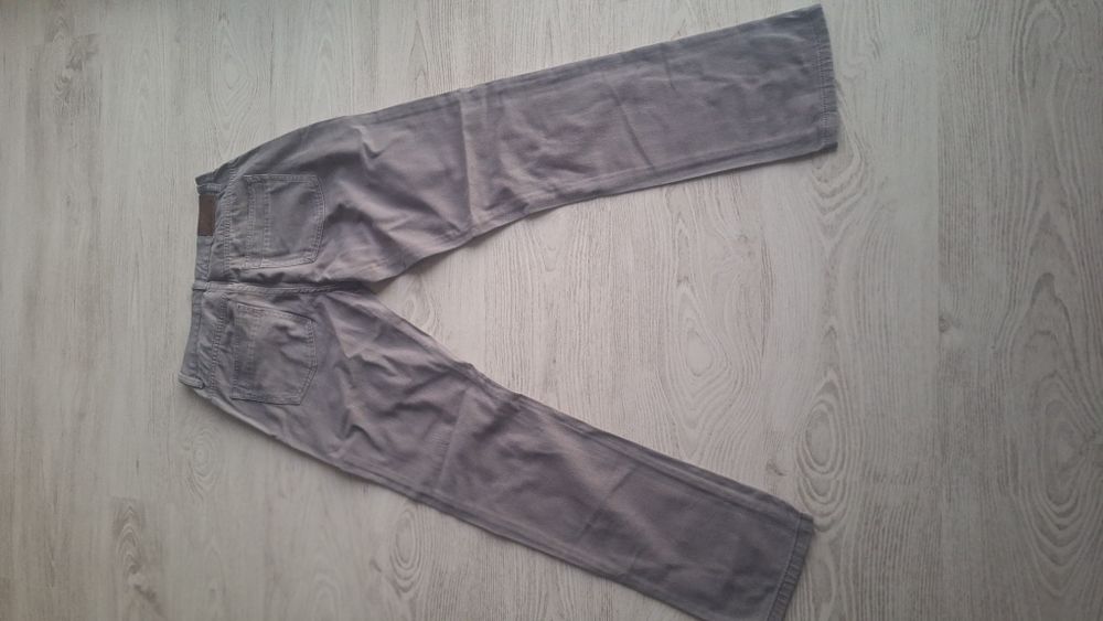 Calças Cinzentas Code