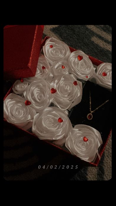 Caixa para oferecer com rosas e um colar