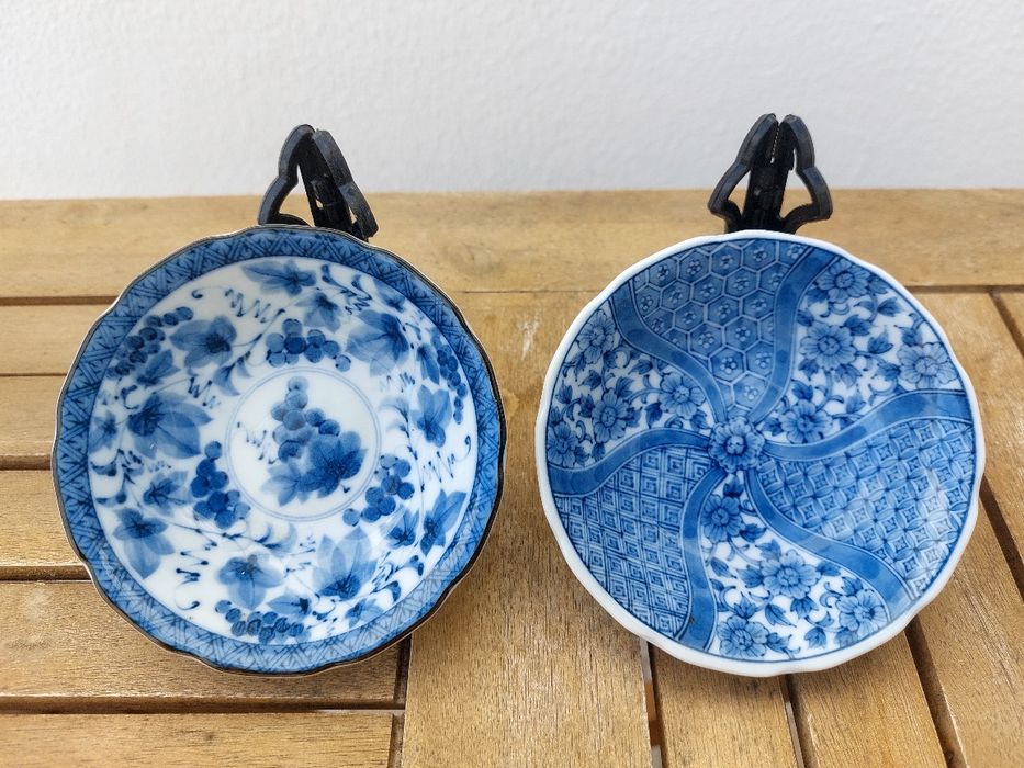 Par de Taças em Porcelana Japonesa Azul e Branca (Arita Ware) – Assinado "昭生" (Akio)