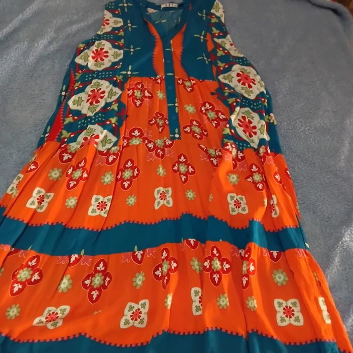Vestido estampado  com botões até ao joelho