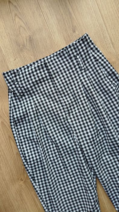 Spodnie z zakładkami Bershka krateczka czarno biała gingham 38