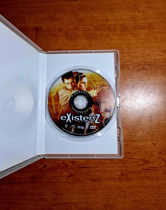 eXistenZ (David Cronenberg) Jennifer Jason Leigh/Jude Law/Willem Dafoe64738196412162122