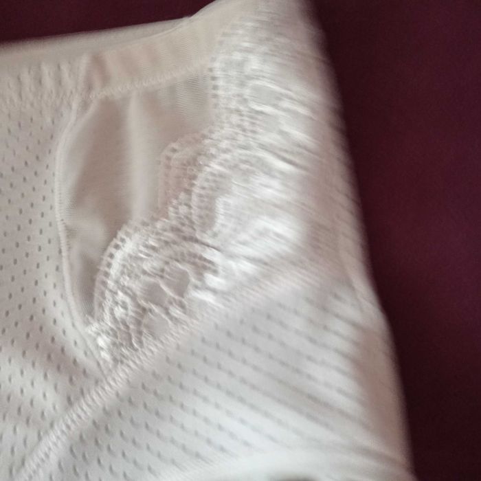 Letnie majtki modelujące unoszące pośladki