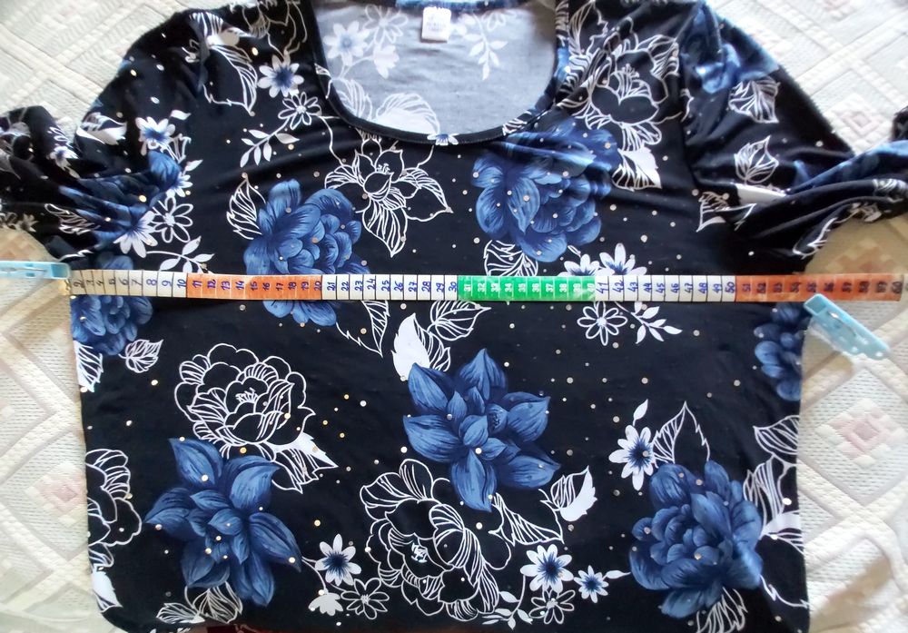 Camisola estampada, mangas ¾. Medidas nas fotos.