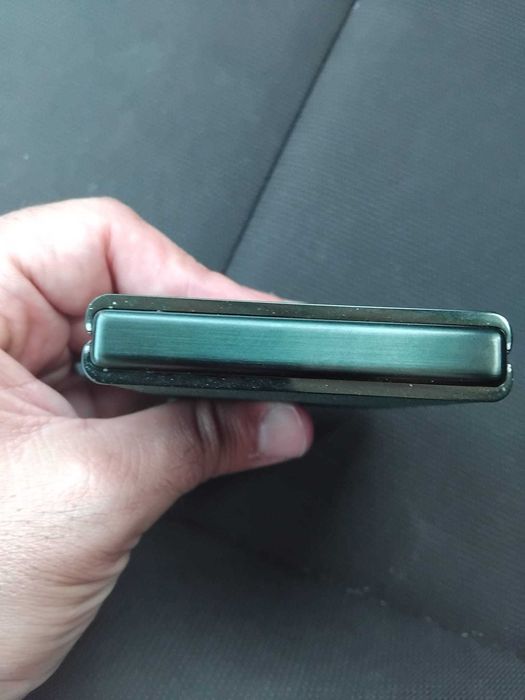 Motorola RAZR 60 ultra scarab