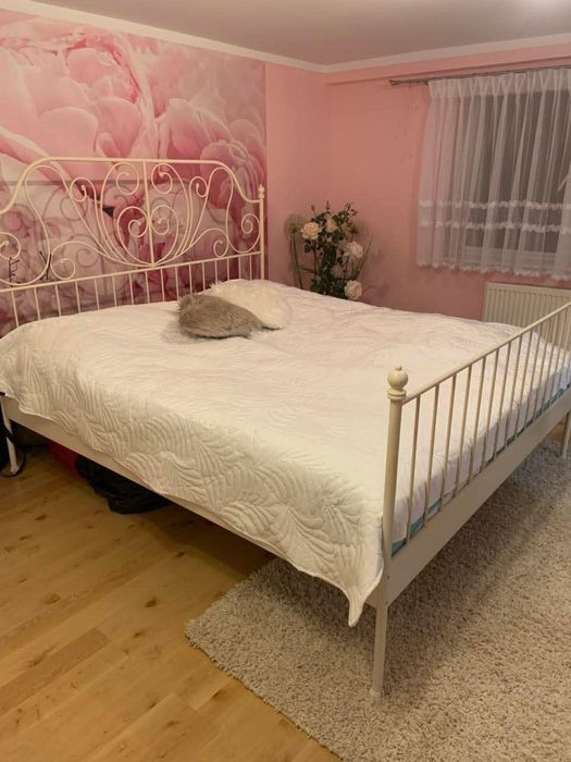 Łóżko ze stelarzem metalowym