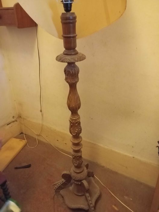 Candeeiro antigo de pé em madeira