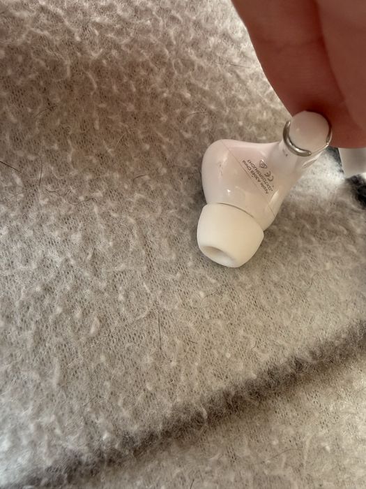 лівий і правий навушник air pods pro 2