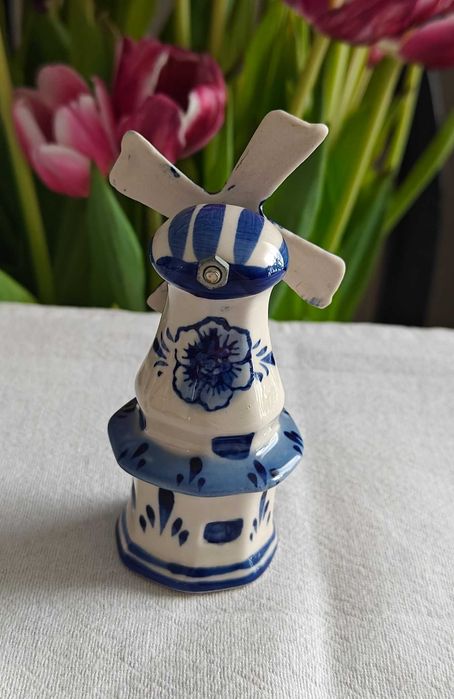 Holenderski miniaturowy wiatrak porcelanowy