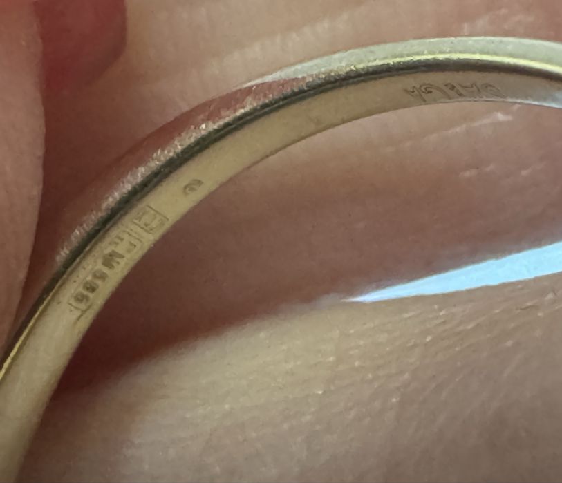 Золотое кольцо с бриллиантами и Изумрудом