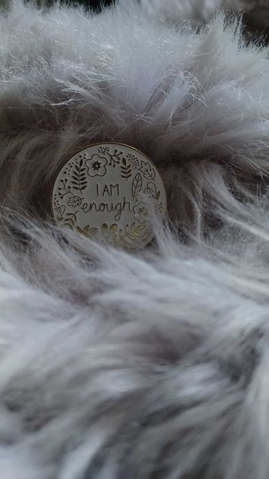 Emaliowana Przypinka I AM enough