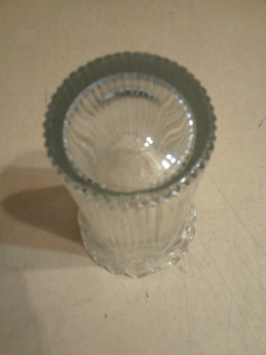 Jarra em vidro, com rosas e folhas em relevo, usada