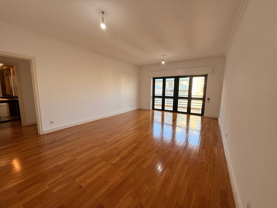 T1 Laranjeiras c/Garagem e Arrecadação - Junto Metro