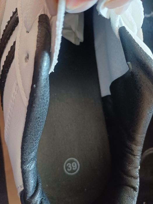 Кросівки 39 натур.шкіра Нові